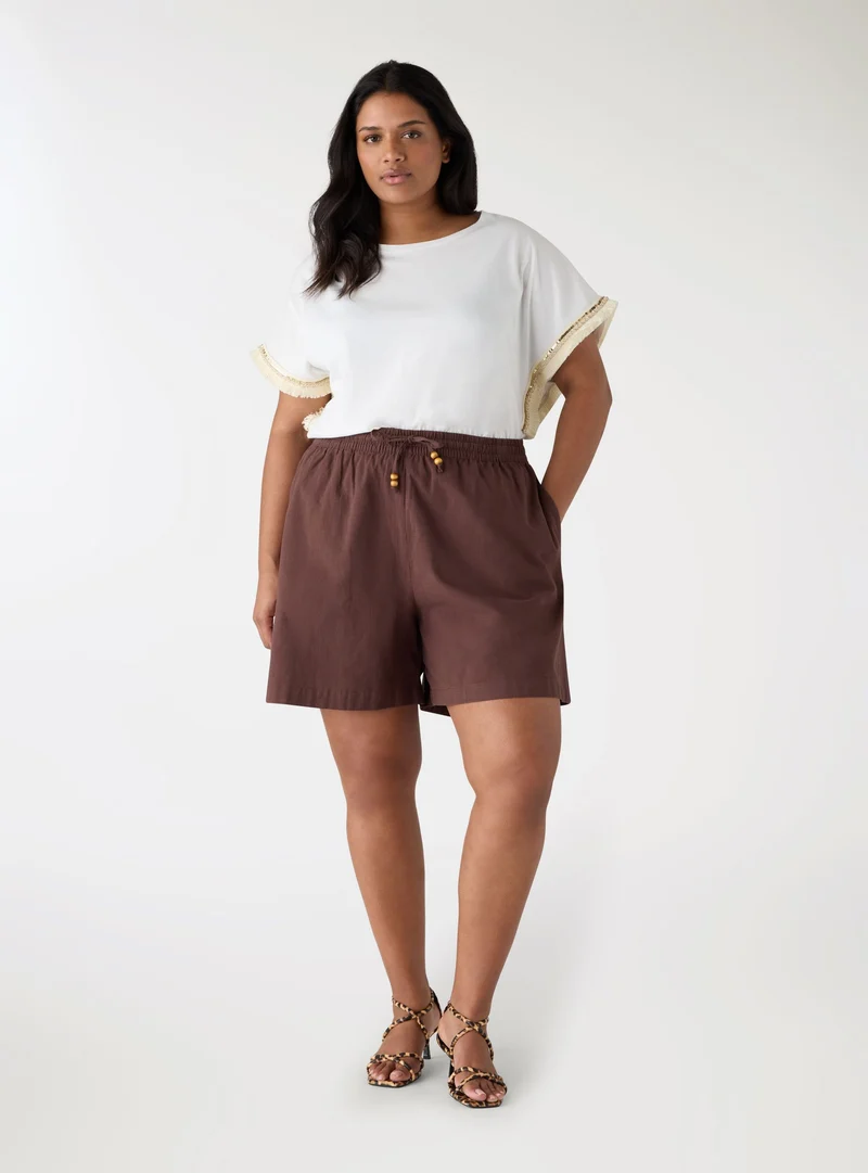 T-shirt Curvy a tinta unita con inserti etnici