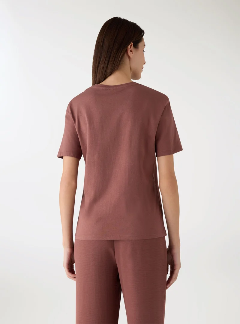T-shirt con taschino macramè