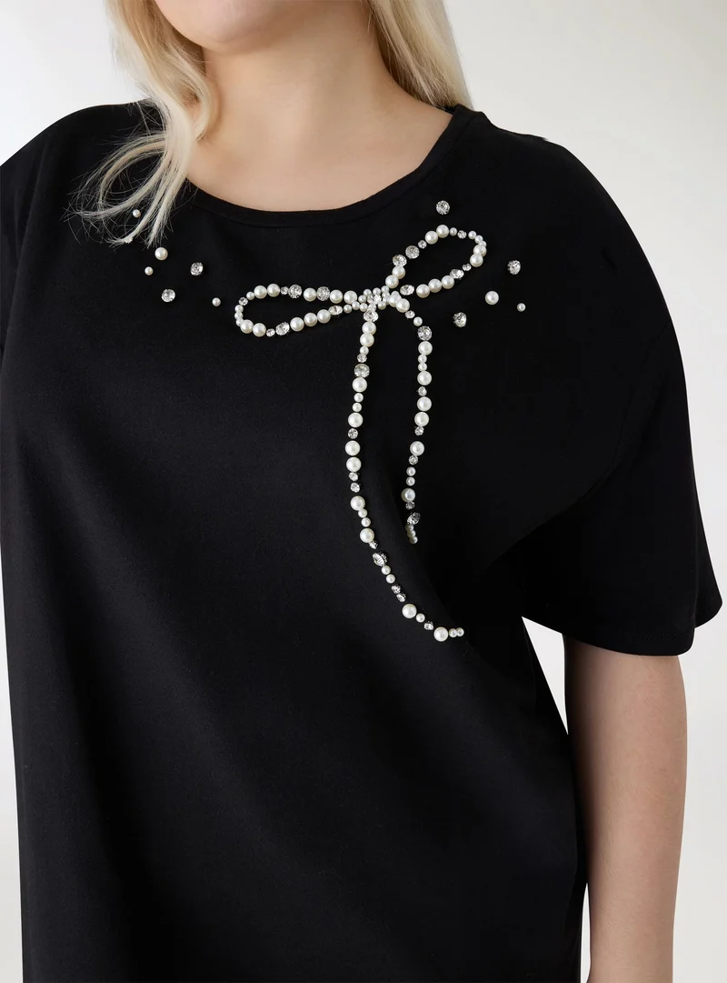 T-shirt con applicazioni a fiocco