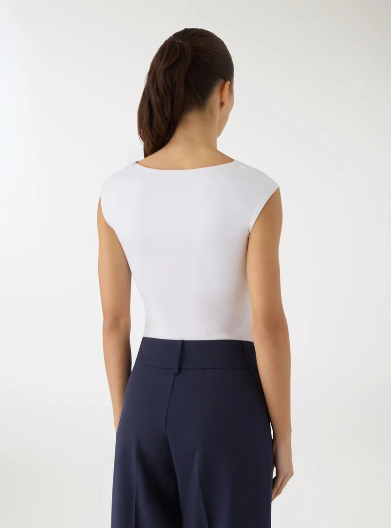 T-shirt con scollo a barchetta e arriccio laterale