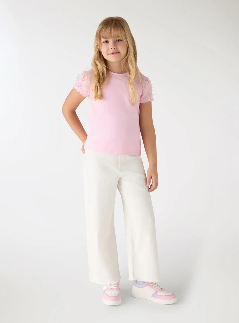 T-shirt con maniche in tulle a petali