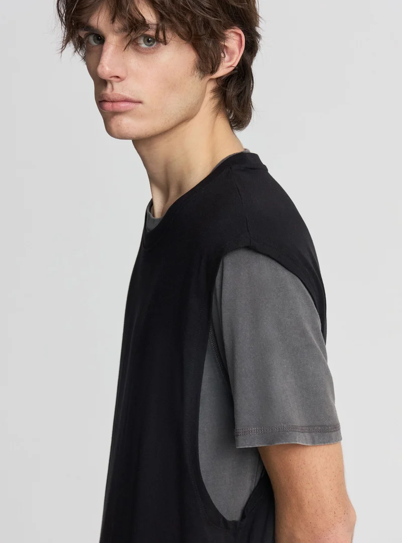 T-shirt smanicata crop a tinta unita