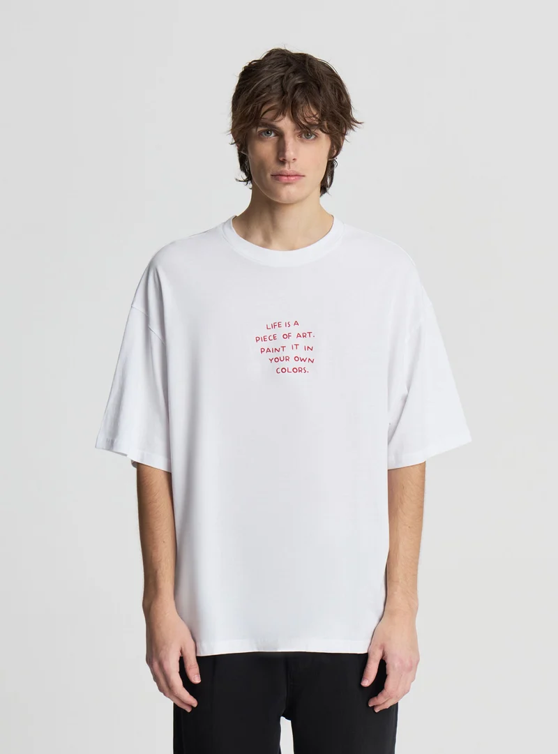 T-shirt over con scritta frontale