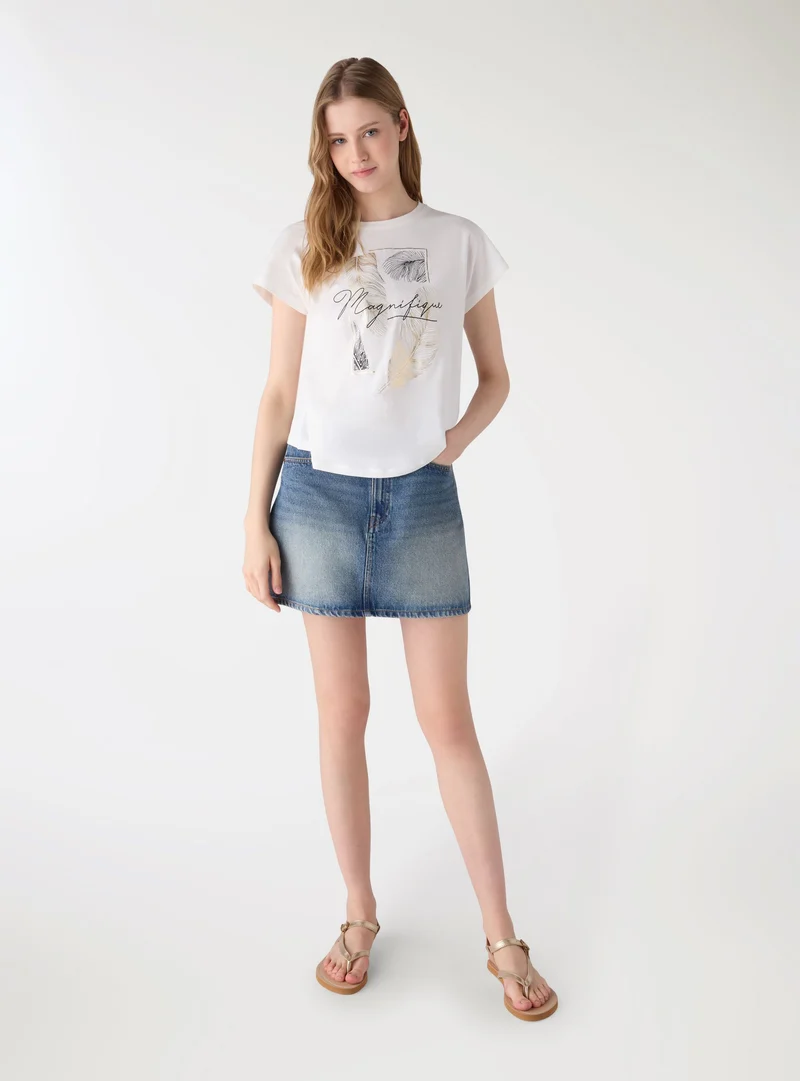 T-shirt con stampa piume effetto luccicante