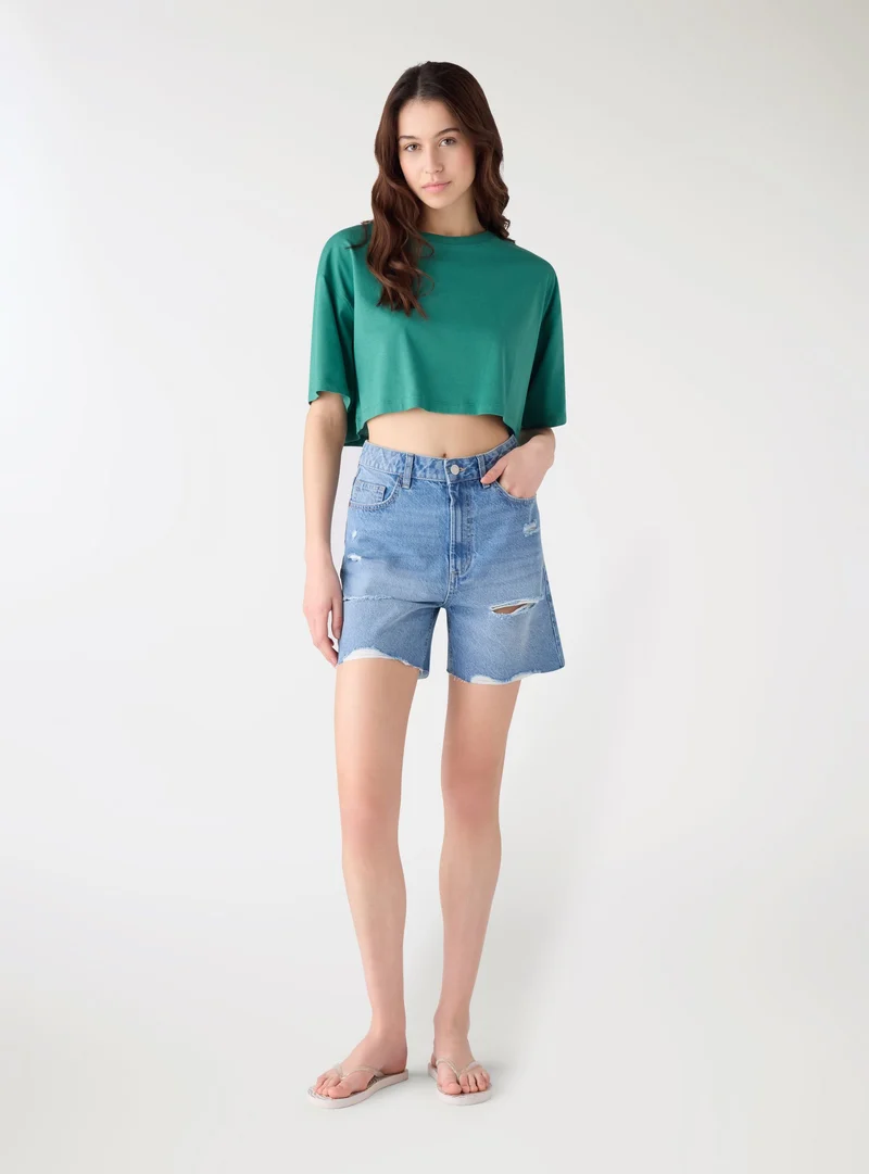 T-shirt crop ampia a tinta unita