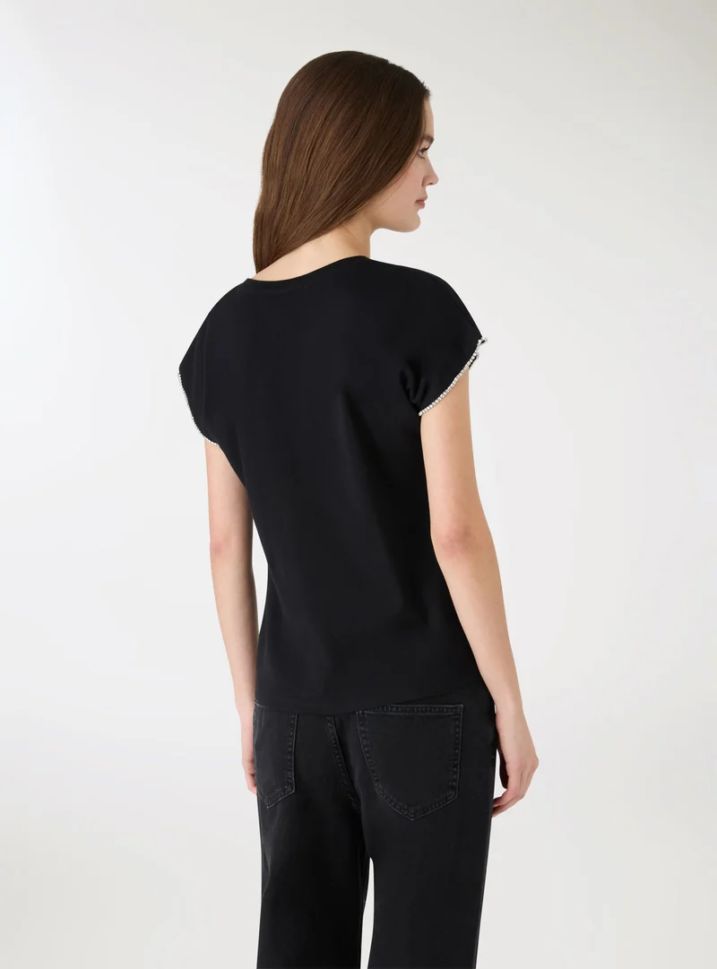 T-shirt con scritta e strass