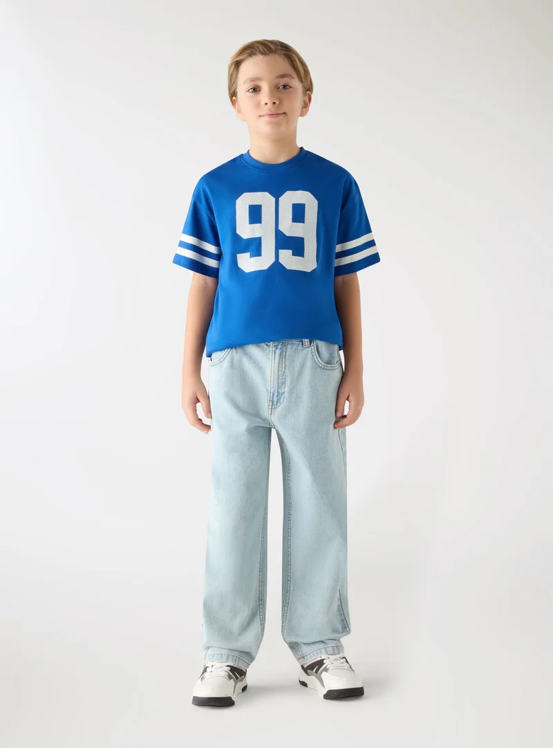 T-shirt con numero e righe