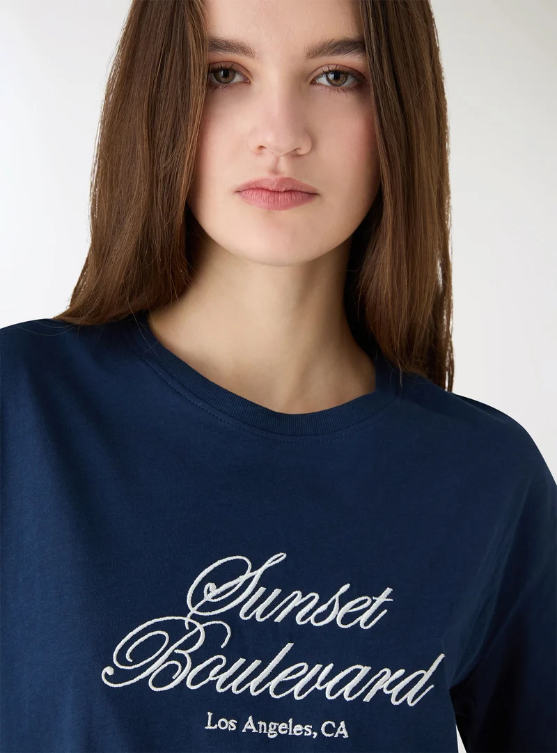 T-shirt ampia stampa college ricamata