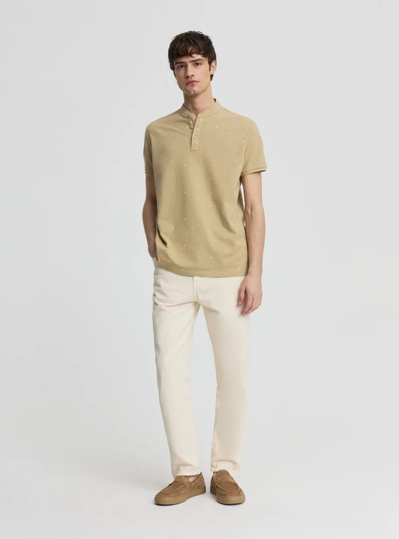 T-shirt serafino con microfantasia