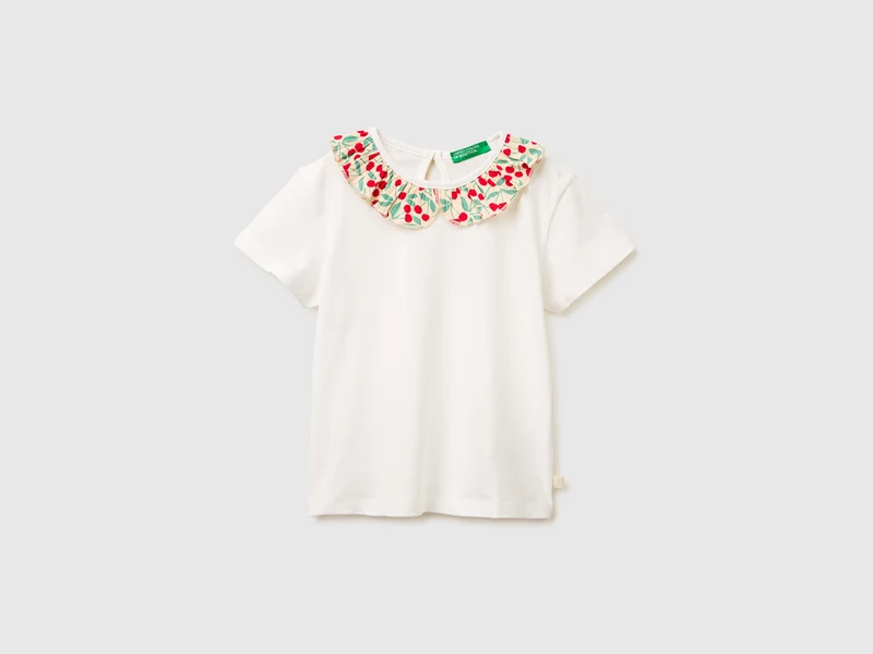T-shirt con rouches sul colletto