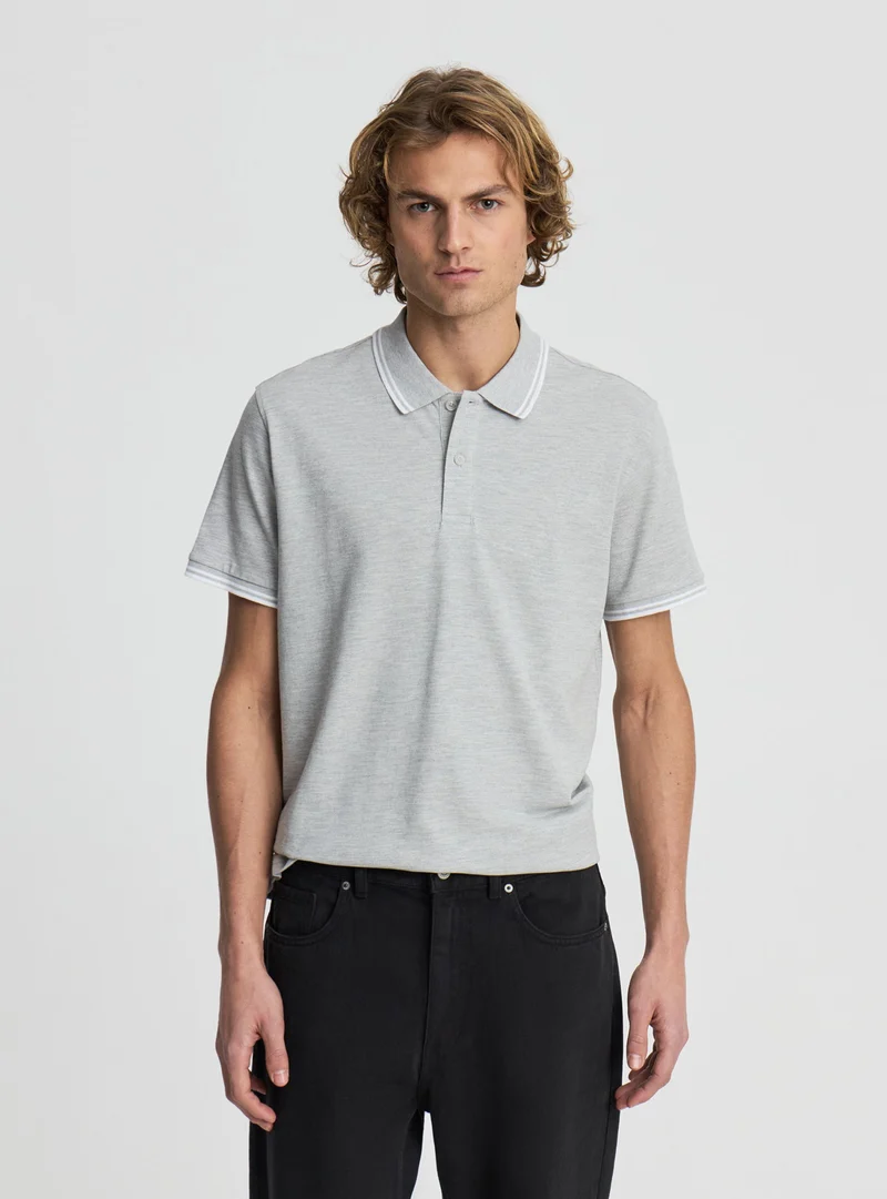 T-shirt polo con profili a contrasto