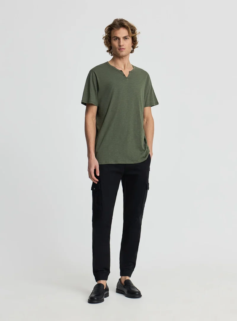 T-shirt con scollo serafino