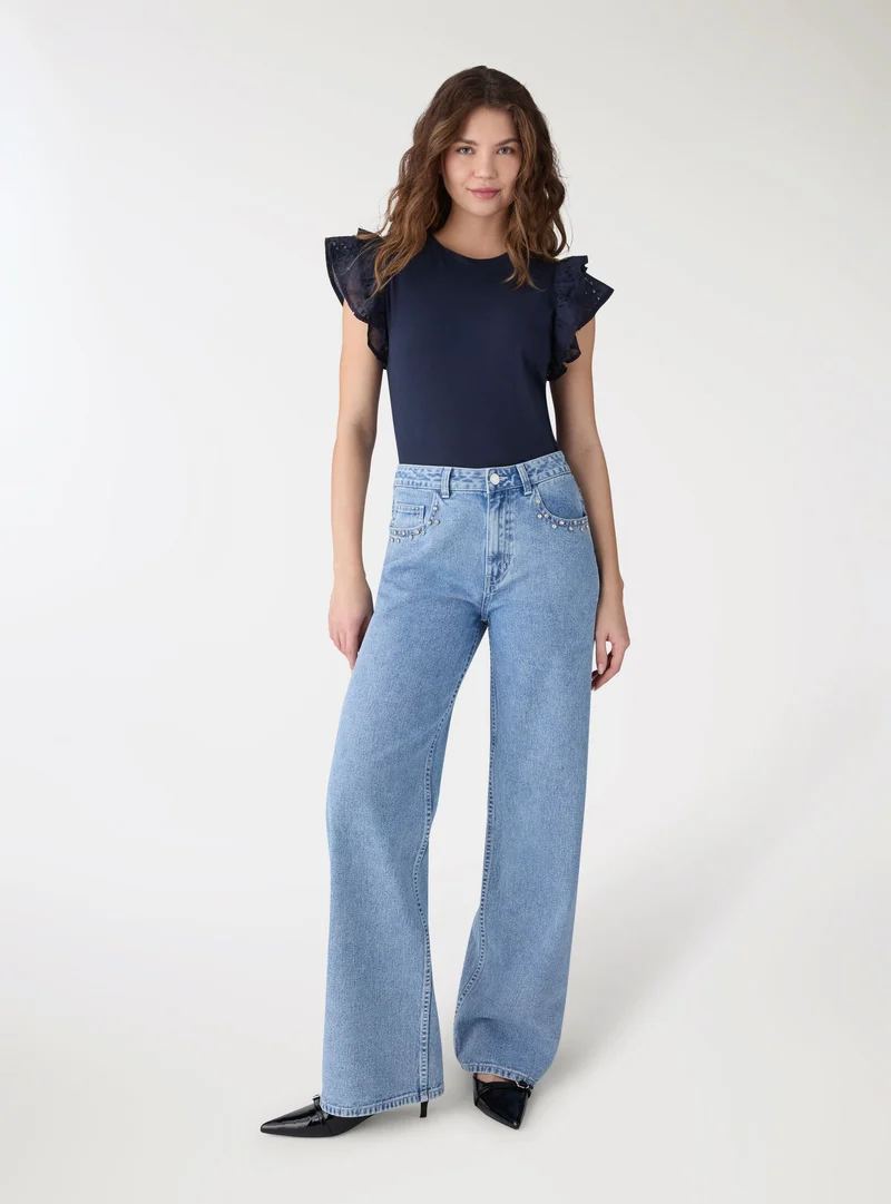 T-shirt con maniche a volant sangallo