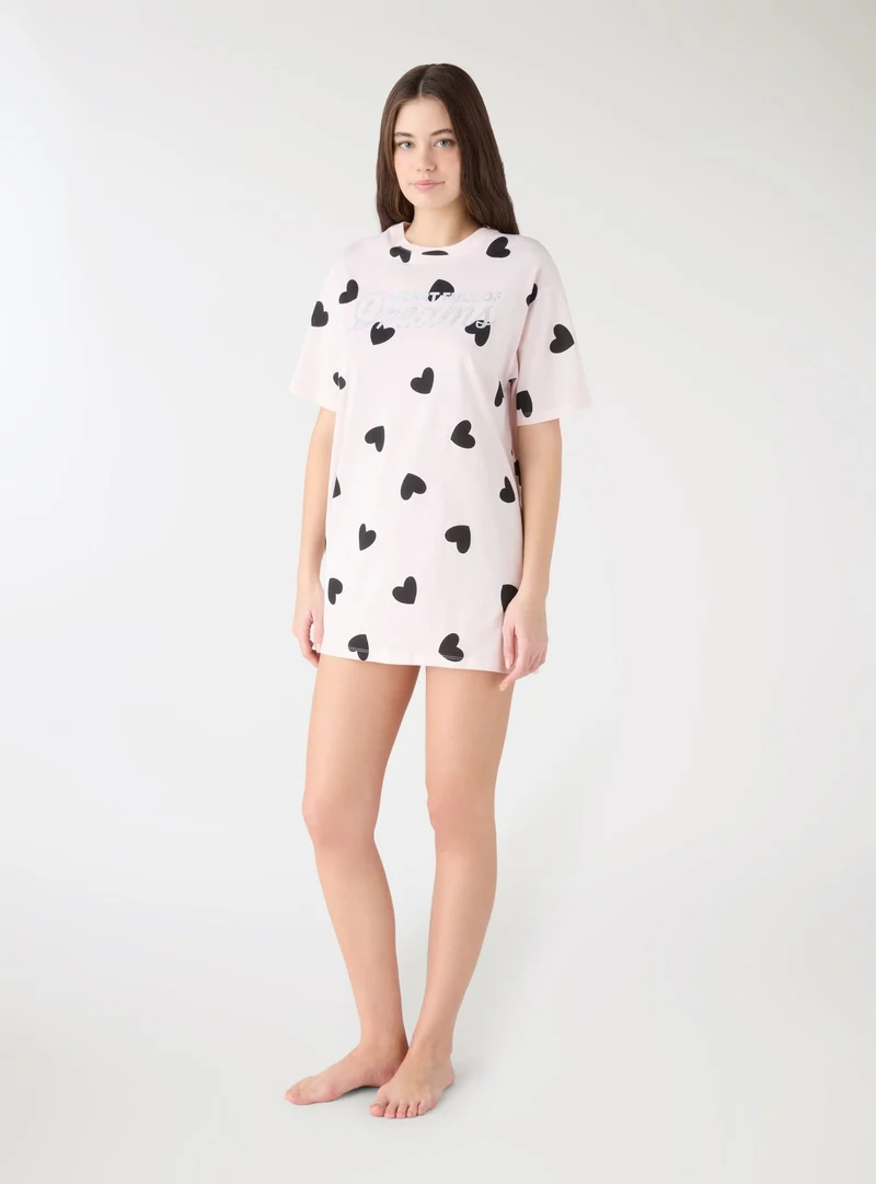 T-shirt over con stampa cuori e scritta