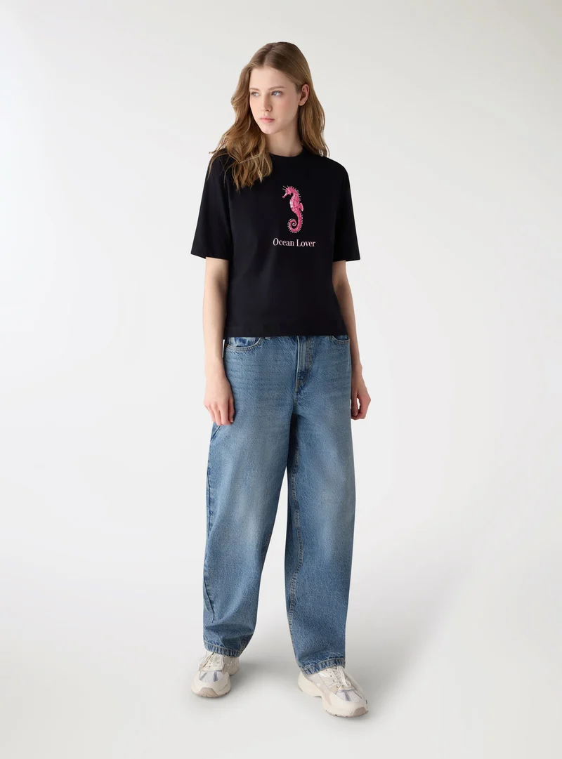 T-shirt con stampa marina e strass