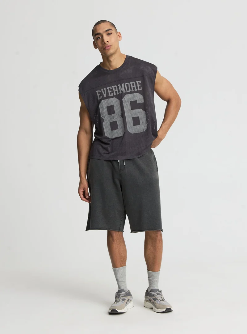 T-shirt boxy smanicata in rete con stampa college