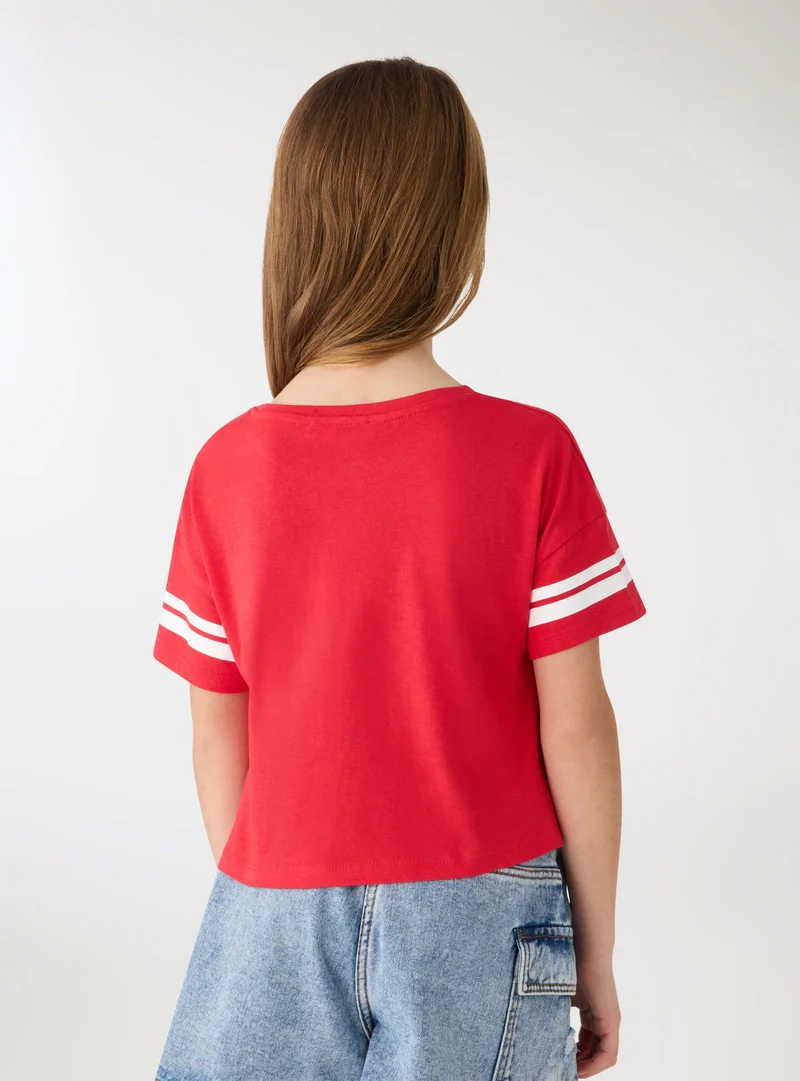 T-shirt con stampa college