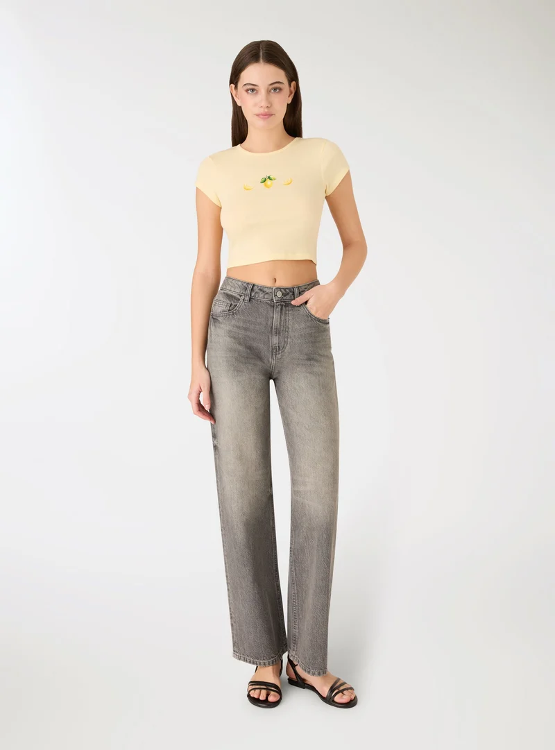 T-shirt crop con stampa limoni