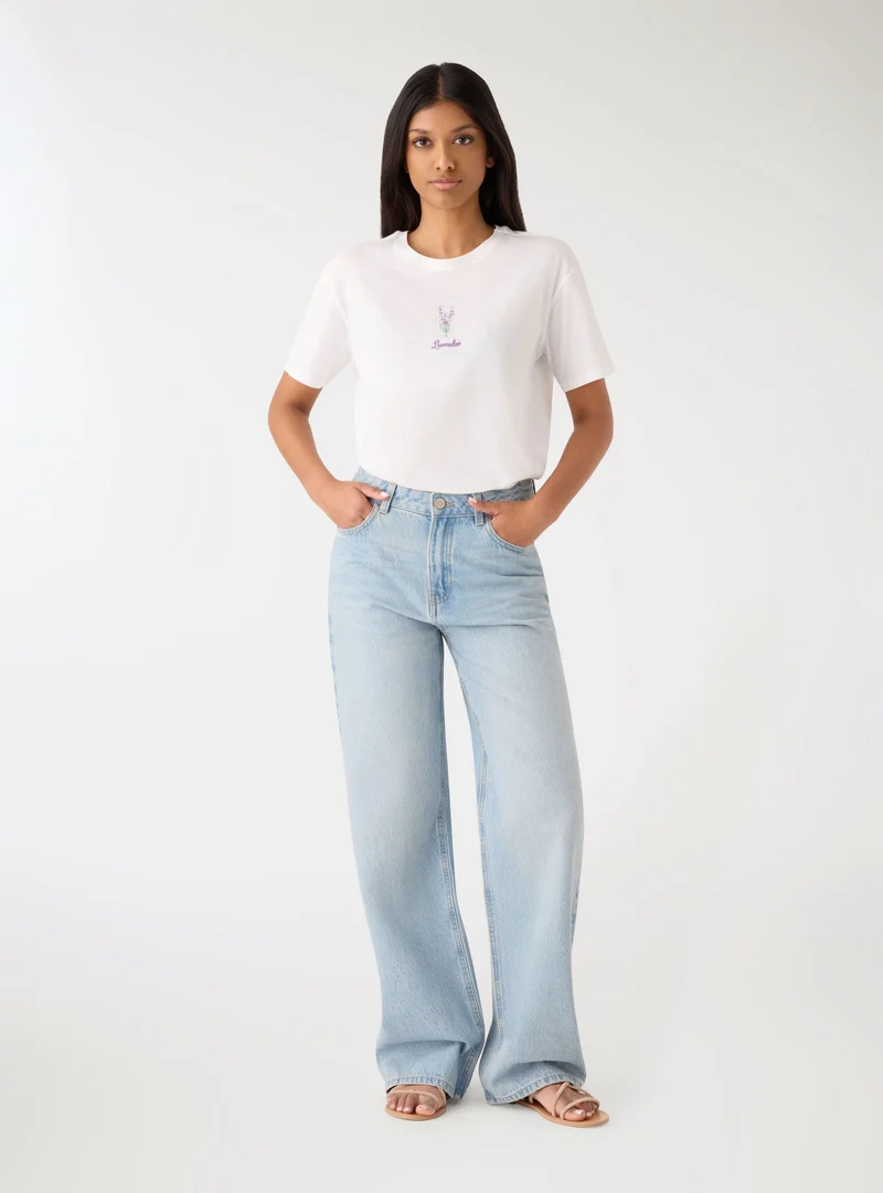 T-shirt con ricamo floreale