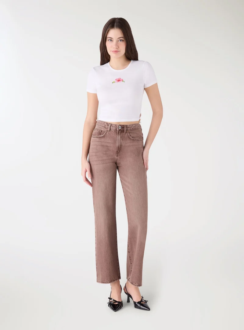 T-shirt crop con stampa fiore e charm