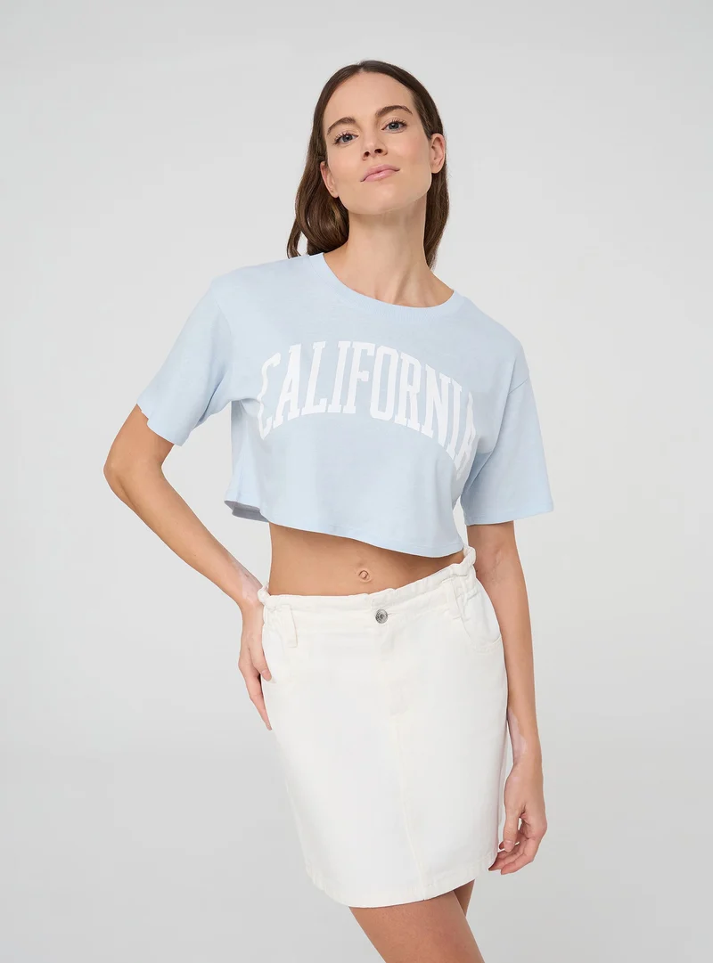 T-shirt crop ampia con stampa college