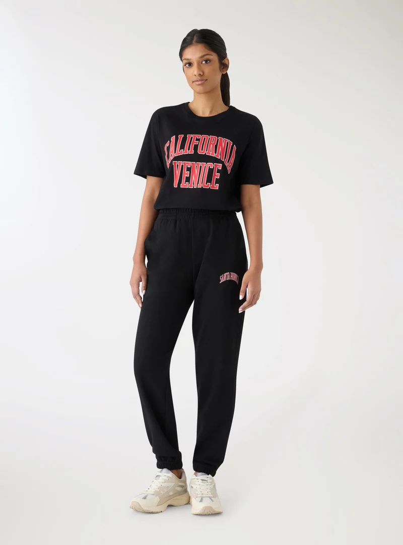 T-shirt ampia con stampa college