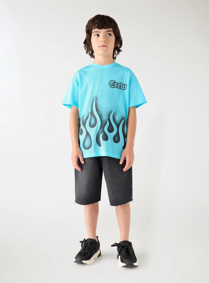 T-shirt con stampa fiamme e scritta