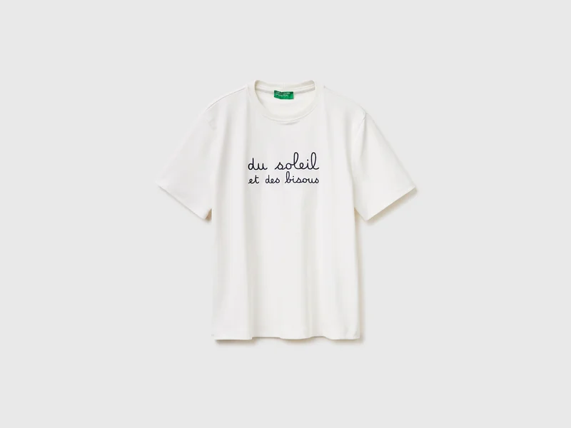 T-shirt con scritta ricamata