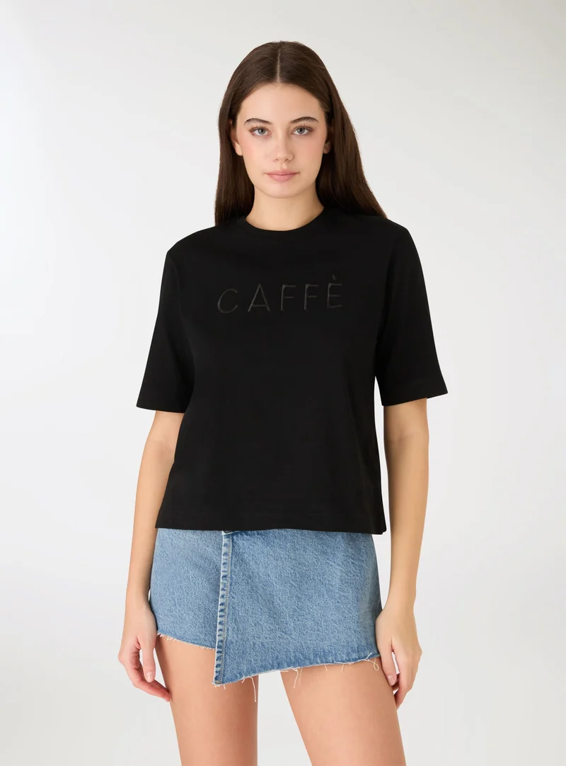T-shirt con scritta ricamata