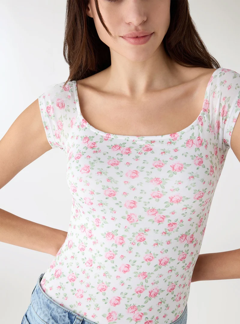 T-shirt con stampa fiorellini e spalle scoperte