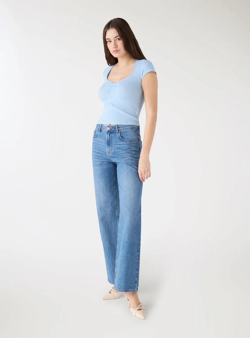 T-shirt crop con scollo a cuore e arricciatura