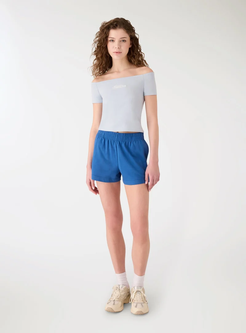 T-shirt con spalle scoperte e ricamo college