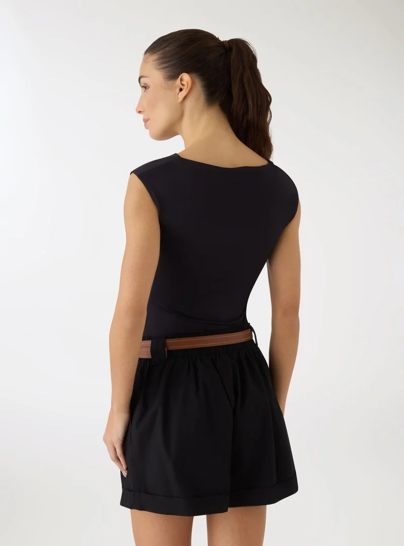 T-shirt con scollo a barchetta e arriccio laterale