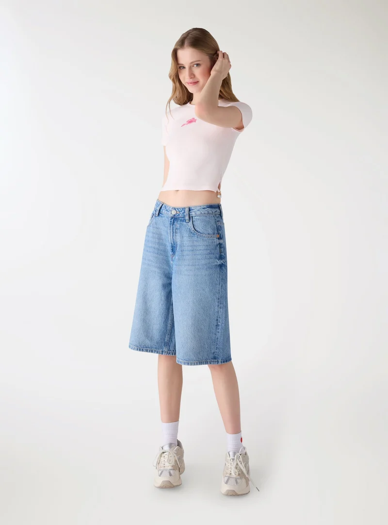 T-shirt crop con stampa hibiscus