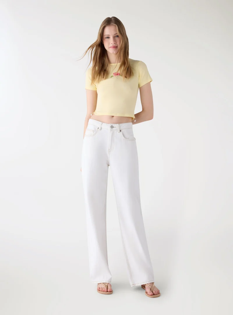T-shirt crop con stampa hibiscus