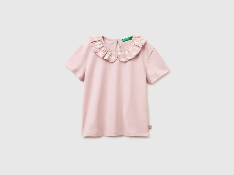 T-shirt con rouches sul colletto