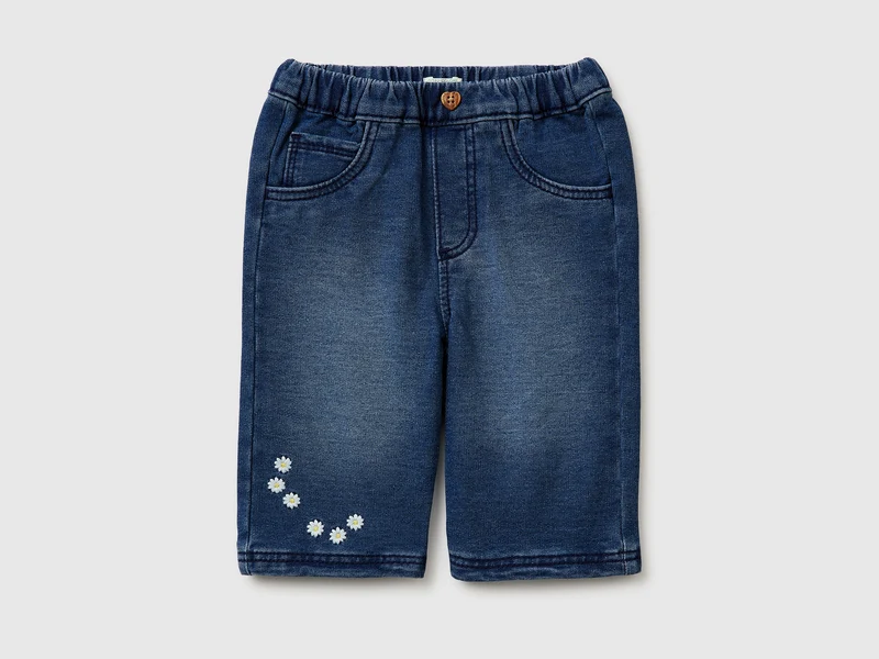 Jeans con ricamo floreale