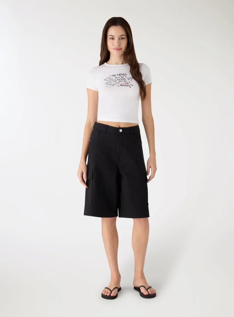 T-shirt crop con scritte