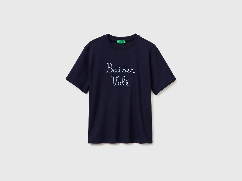 T-shirt con scritta ricamata