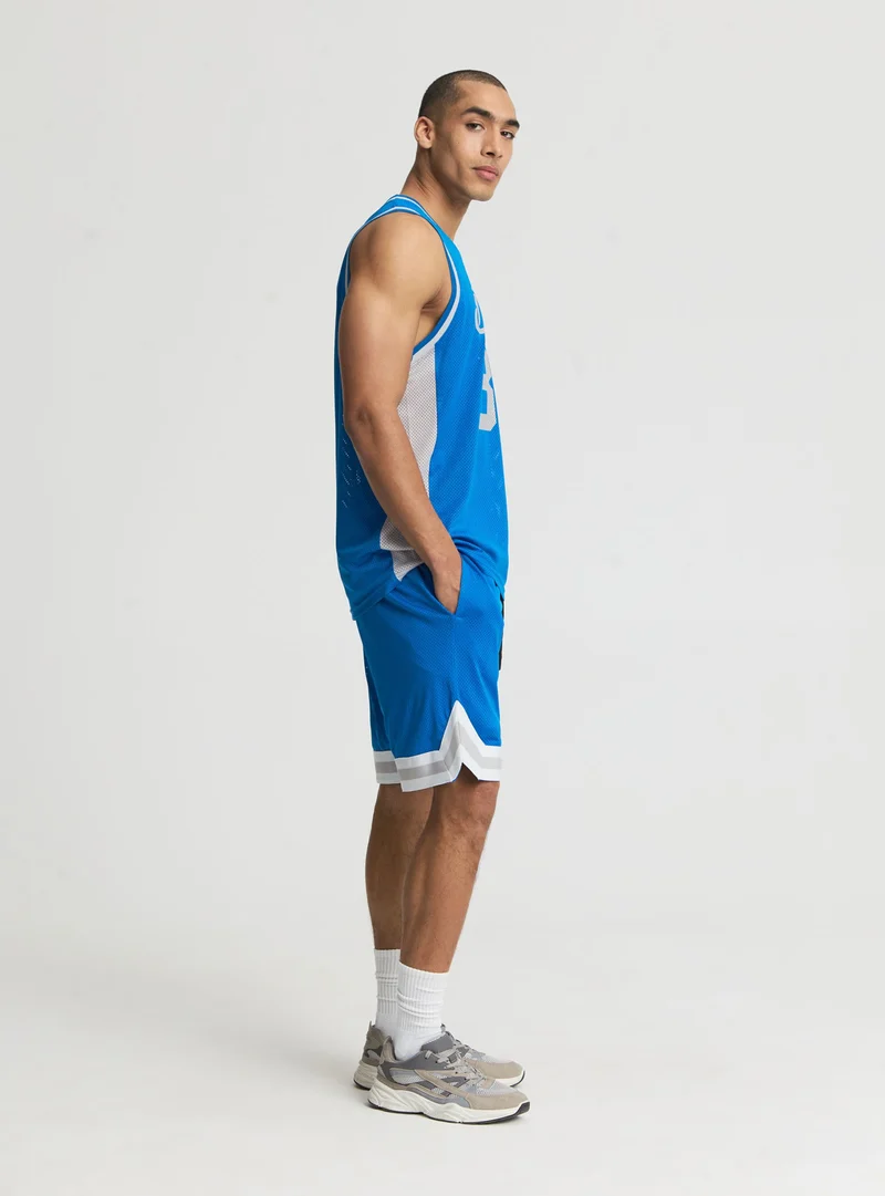 Pantaloncini in rete stile basket con bande a contrasto