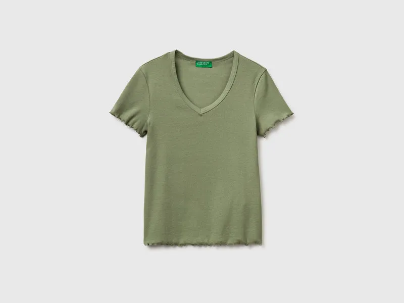 T-shirt scollo a V a costine