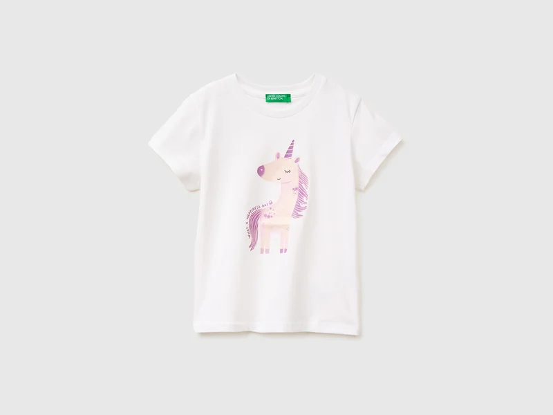T-shirt con stampa e glitter