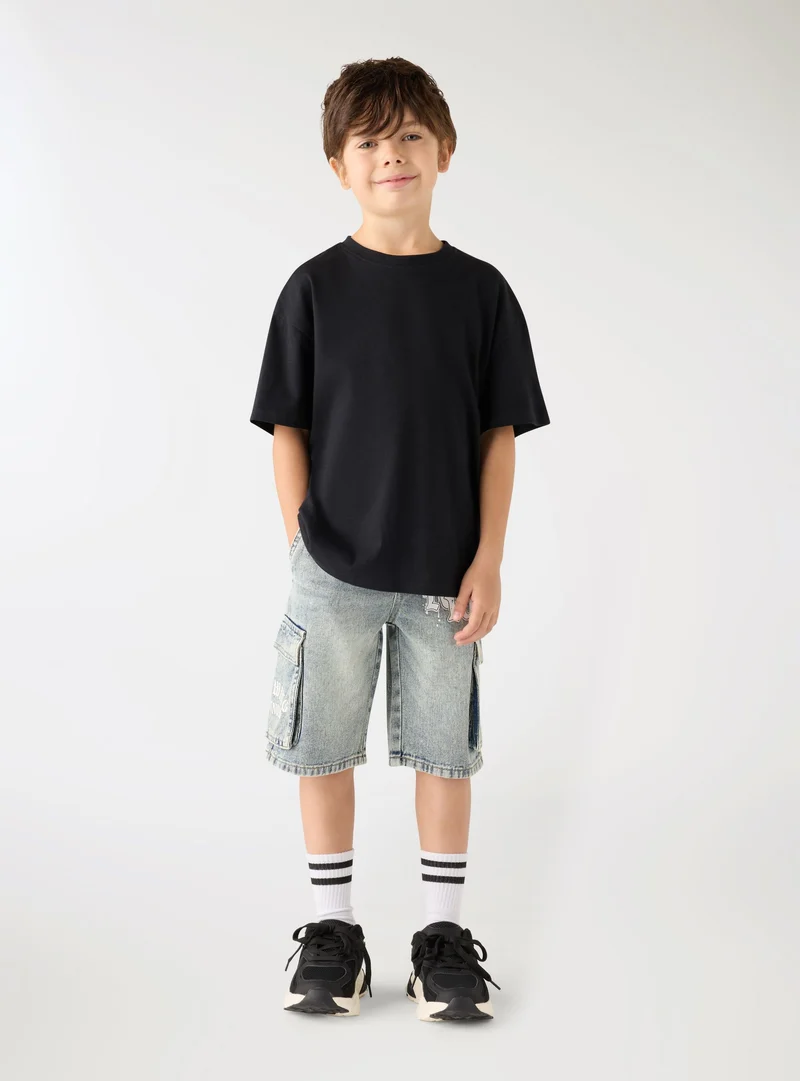 Pantaloncini jeans cargo con coulisse e stampe