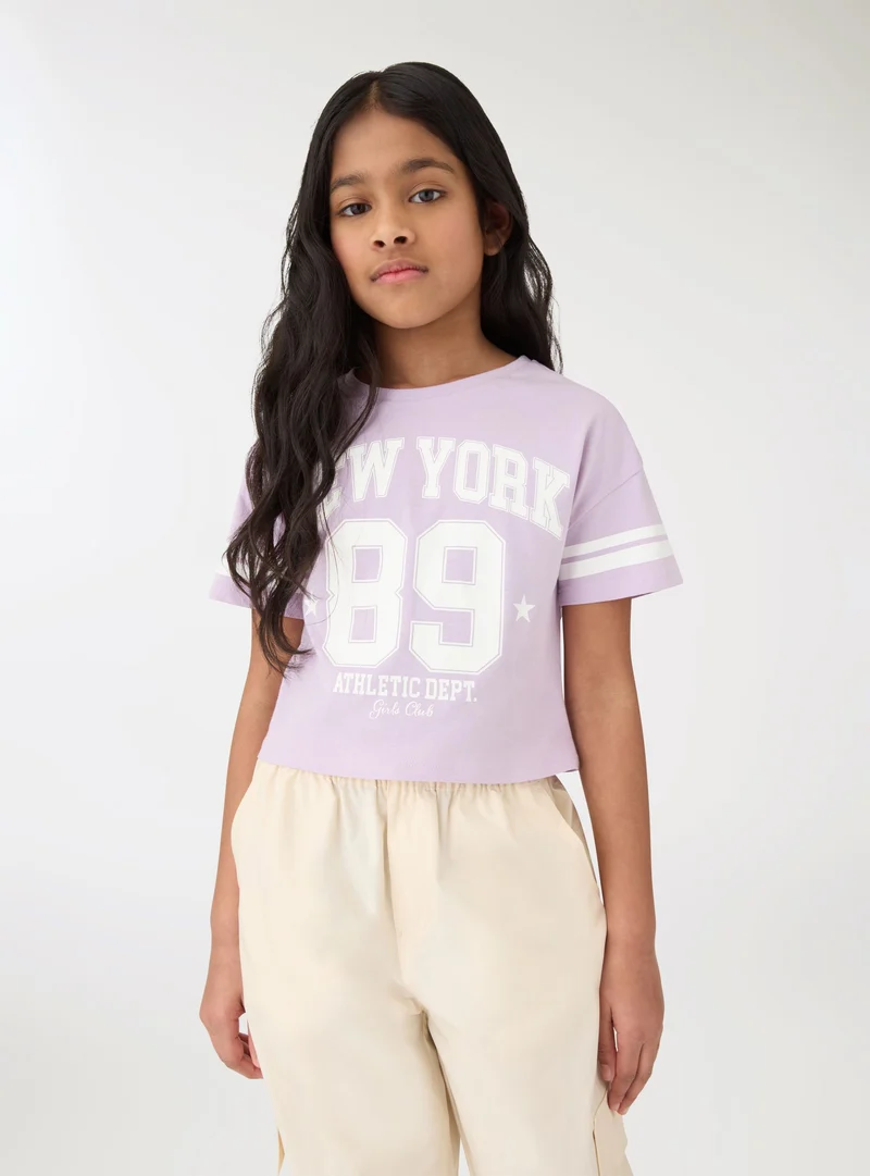 T-shirt con stampa college