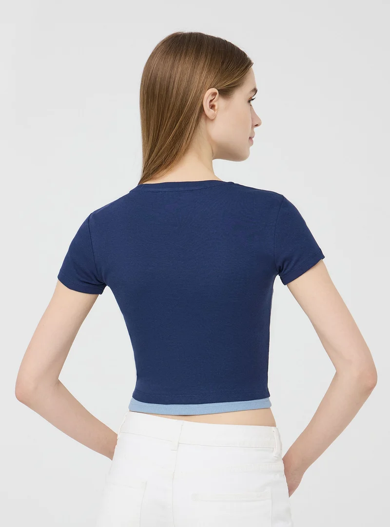 T-shirt crop aderente tinta unita