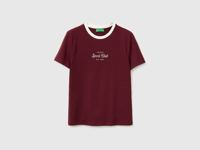 T-shirt con stemma ricamato
