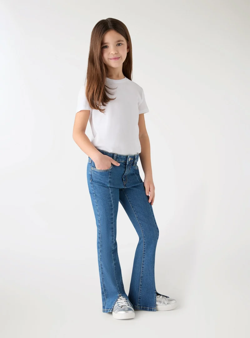 Jeans lunghi a zampa con tasche