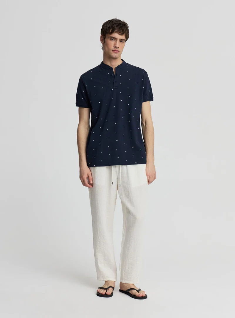 T-shirt serafino con microfantasia