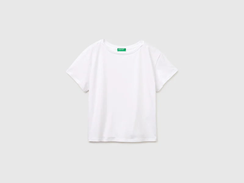 T-shirt con scollo a barchetta