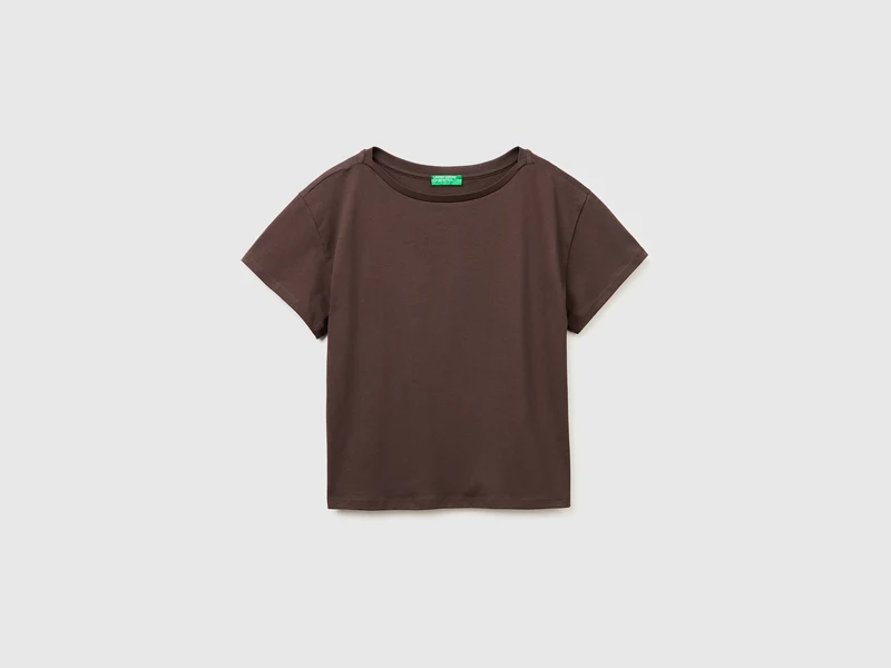 T-shirt con scollo a barchetta